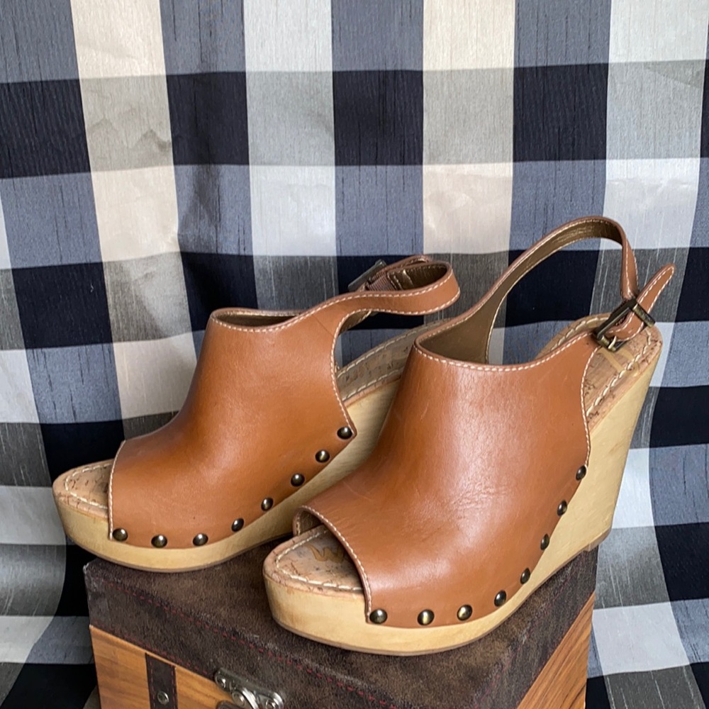 Tan wedge